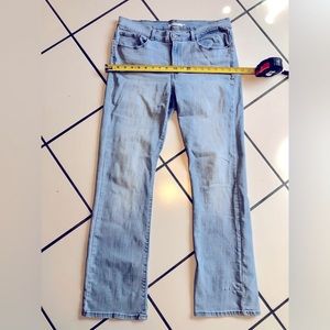 Levi Strauss Ladies classic boot cut jeans -size 31 in a light chambray blue